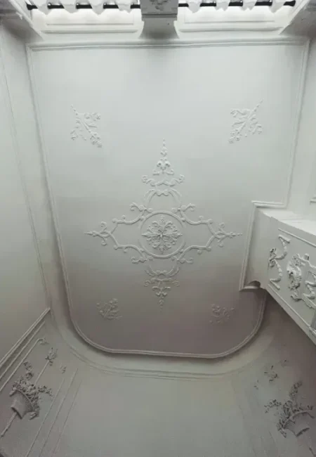 photo mettant en avant les moulages dans les murs de la salle des soins, le blanc met également en avant la plénitude et la relaxation de la salle