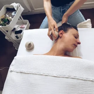 photo prise dans le salon de massage, une jeune femme profite d'un massage crânien