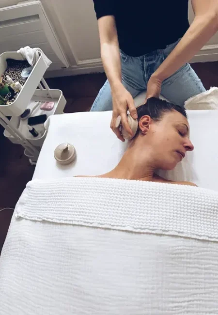 photo prise dans le salon de massage, une jeune femme profite d'un massage crânien