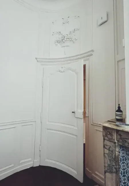 photo des moulages des murs de la salle, mettant en avant la sérénité des lieux