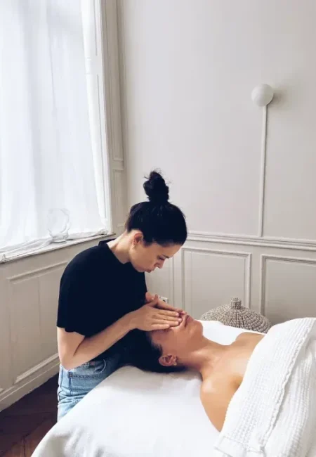 Justine masse une cliente le visage pour un soin du visage anti ride permettant à la peau de bien vieillir