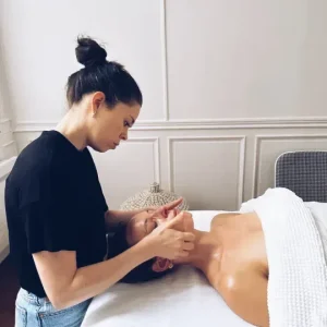 photo prise au salon d'esthétique, Justine pratique un massage facial