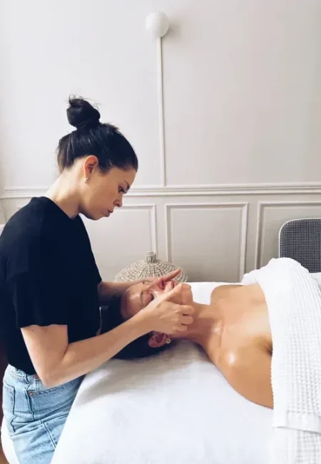 photo prise au salon d'esthétique, Justine pratique un massage facial
