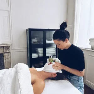 photo prise dans le salon de massage , une femme se détend lors d'un soin du visage