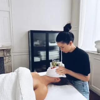 photo prise dans le salon de massage , une femme se détend lors d'un soin du visage