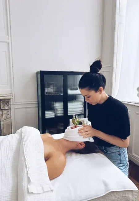 photo prise dans le salon de massage , une femme se détend lors d'un soin du visage